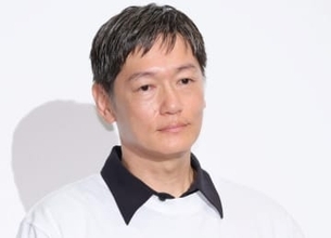 井浦新　コーンロウ風からのショートアフロに大反響！「髪を変えた数日間」激変ぶりにファン歓喜「どんな髪形もお似合い」