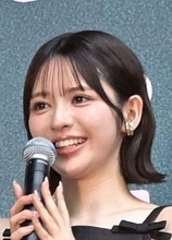 腰が高すぎ！トップアイドル、映画挨拶の細身スカート姿が、すごっ　驚きの均整「足キレイ」「美しすぎてヤバい」「抜群」