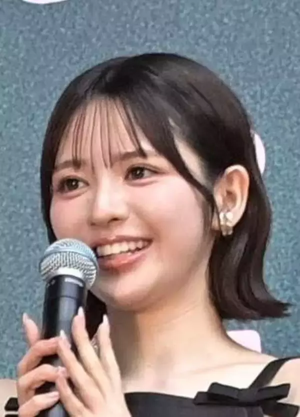 腰が高すぎ！トップアイドル、映画挨拶の細身スカート姿が、すごっ　驚きの均整「足キレイ」「美しすぎてヤバい」「抜群」