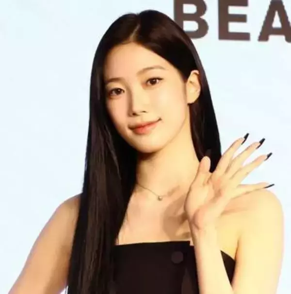 思わず見とれる美しさ　ルセラ・KAZUHAがオフショルワンピで大人美発揮　韓国コスメの日本公式ミューズに就任