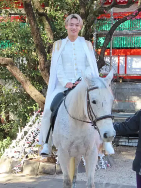 辰巳ゆうと、王子様衣装で白馬にまたがり新曲ヒット祈願「今年こそは紅白歌合戦初出場を目指して」
