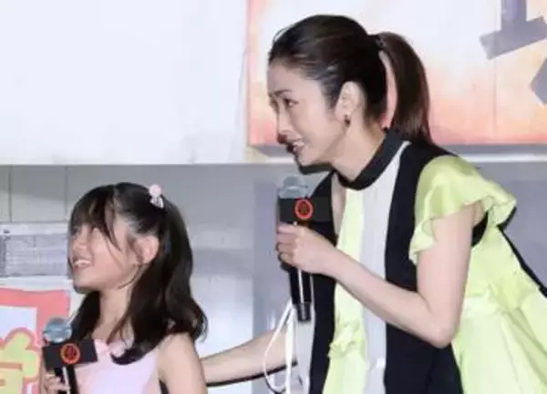 上戸彩　この衣装どうなってるの？　3児の母、透け感パンツルックで抜群の透明感放つ