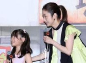 上戸彩　この衣装どうなってるの？　3児の母、透け感パンツルックで抜群の透明感放つ