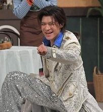 新浜レオンが吉本新喜劇サプライズ出演で膝スラ披露　穴の開かないズボンの素材にすっちーら熱視線「もう10本目なんです」