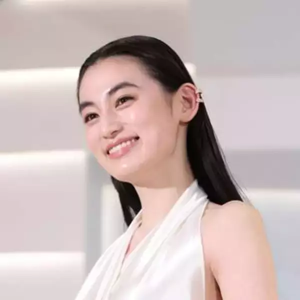 凄っ！これが噂の10頭身　芸能界トップ級の170cm透明感女優　凄いドレスでイベントに現る　顔小さっ！ドレスどうなってるの？