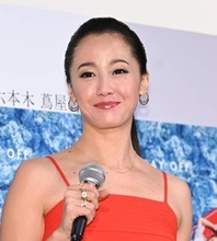 沢尻エリカ　スリットまぶしい真っ赤なドレスで魅了！後ろ姿も美しい…　20年ぶり写真集に「すっぴん出すのは抵抗ない」