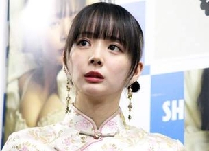 「すんごい」「迫力♡」170cm美人タレントが完璧　ラインくっきり＆ノースリ自撮りに「トリプル役満美人発見♥」