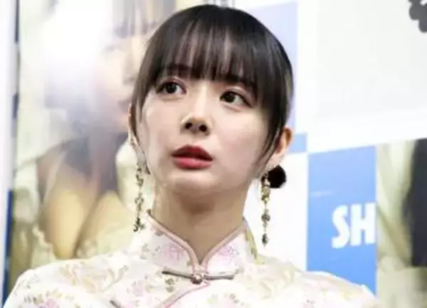 「すんごい」「迫力♡」170cm美人タレントが完璧　ラインくっきり＆ノースリ自撮りに「トリプル役満美人発見♥」