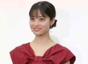 橋本環奈　金髪頭に包帯姿のレア姿　白衣の向井理と2ショットでネット「網かぶっててもかわいい」