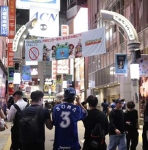渋谷でブラジルサポ「ありがとう・さよなら～」合唱　突如リフティングでも熱狂　ブラジルサポは日本絶賛「全然負けると思った」