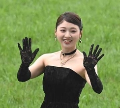 元日向坂アイドルが川崎フロンターレの試合で始球式　ユニ姿での登場にファン「最高コラボ」と反響