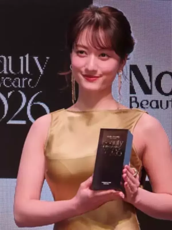 谷まりあ　ボディーライン際立つゴールドドレスで登場「マスクをしても気付かれる」目の強さがチャームポイント