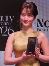 谷まりあ　ボディーライン際立つゴールドドレスで登場「マスクをしても気付かれる」目の強さがチャームポイント