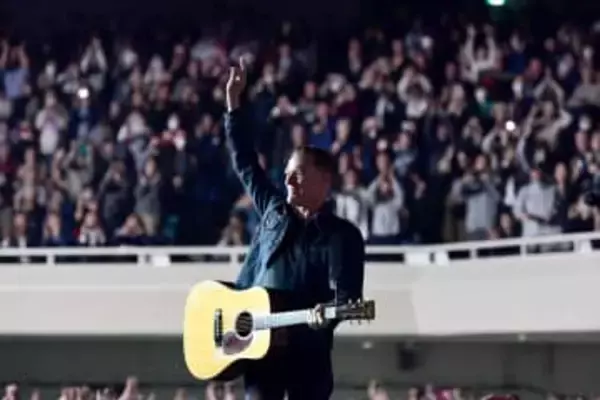 ブライアン・アダムス「コンバンハ！」3年ぶり来日公演　真骨頂の参加型ライブで8000人熱狂！演出はシンプルに音楽一本で勝負