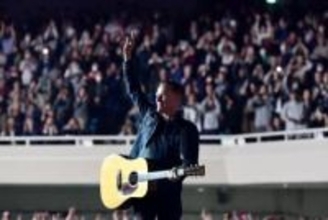 ブライアン・アダムス「コンバンハ！」3年ぶり来日公演　真骨頂の参加型ライブで8000人熱狂！演出はシンプルに音楽一本で勝負