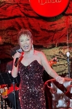 突然登場に驚き　80年代超人気アイドル→女優→教授　久々57歳になった姿　ピーターのライブで壇上に　今も可憐な微笑