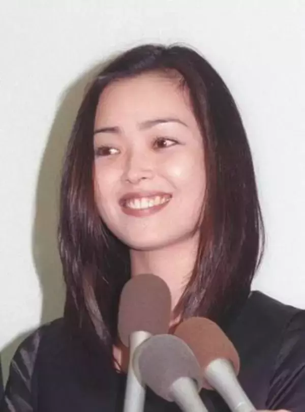 米国人弁護士と再婚→LA在住女優56歳　挙式から20年を報告「いろんなことがありました」スケバン刑事仲間も祝福