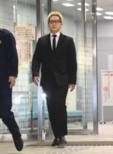 元「XG」プロデューサー保釈　湾岸署前で深々と謝罪　エイベックス社とは契約解雇済み