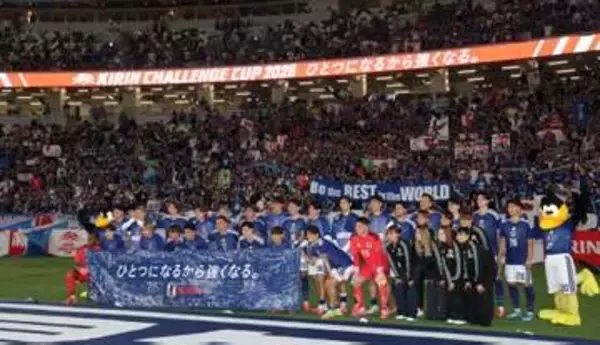 「ジーンときた」62歳人気俳優　8年前に急逝の盟友遺影とサッカー日本代表現地観戦　「胸熱です」亡き役者仲間への思いにSNS感動の嵐