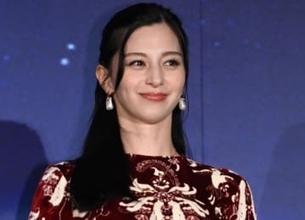 中条あやみ「叫んじゃいました」世界的な大物の「おじ」ライブに参戦し豪華ツーショット公開