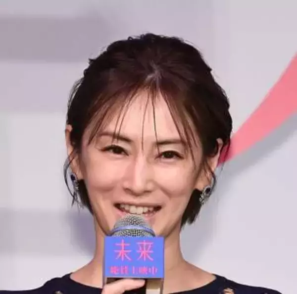上品！ママの学校参観でマネしたい　北川景子、美しく控えめ紺ワンピで舞台挨拶に現る　神ショートの綺麗ママ　上品に肩に丸穴　映画祭の凄い赤ドレスから一変