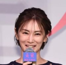 ママの授業参観に使えそう　北川景子、美しく控えめ紺ワンピで舞台挨拶に現る　神ショートの綺麗ママ　上品に肩に丸穴　映画祭の凄すぎ赤ドレスから一変
