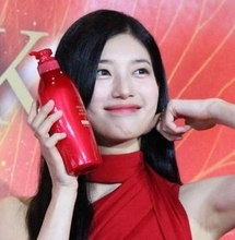 うわー、日本あ然　噂の美しすぎるトップ女優、凄いドレスでイベント現れ会場騒然　168cm、ビジュが完璧すぎて無双「なりた過ぎる」「可愛すぎやろ」