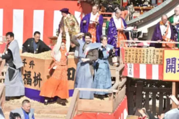 高石あかり　「ばけばけ」ファミリーで「福は内」　トミー・バストウ「放送は辛い回が続いていますが」