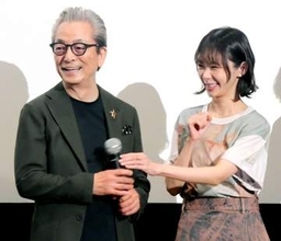 趣里　父娘初共演の映画あいさつで父・水谷豊を「監督」呼び→「これは家族会議」　息の合った掛け合いを披露
