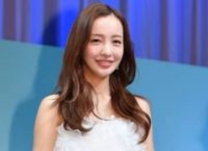 39キロ台に減量報告の板野友美　人気ブランドショーへ　4歳娘も同伴、ママそっくりのポーズで