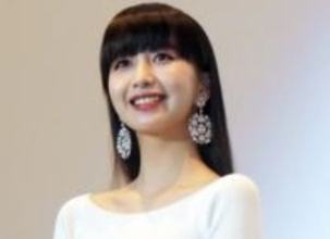 ほっそ！Cocomi　「今年は脚を出していく」宣言通り、超ミニ＆ブーツで海へ　ロングヘアなびかせ笑顔