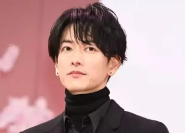 佐藤健　モコモコすぎ♥冬コーデに反響「すれ違ってもわからないかも」ワンちゃんとのふれあいショットに「優しさ爆発」