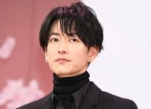 佐藤健　モコモコすぎ♥冬コーデに反響「すれ違ってもわからないかも」ワンちゃんとのふれあいショットに「優しさ爆発」