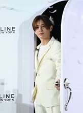 山田涼介　羽が舞う中で華やか登場　羽を伸ばす習慣は朝のランニング「すごく朝早く起きるので」