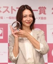 40歳・相武紗季の透明感がスゲえ！ベストマザー賞受賞でパンツルック披露　愛息は「たくさん怒るママでも（賞を）もらえるのか」