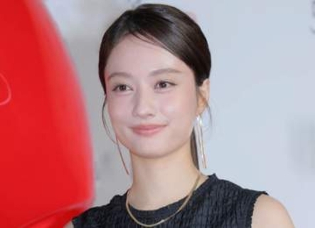 「横顔人間国宝！！」谷まりあ　鮮やかピンクコーデでの「休憩」ショットにファンメロメロ「見惚れちゃいます」