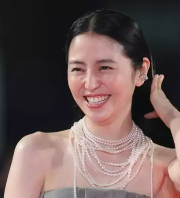 透明感が尋常じゃない　長澤まさみ　凄いチューブトップで現る　美しく引き締まった169cm　鍛えてる