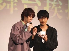 和田雅成＆高橋大翔　公開イチャコラにファン悶絶！あつあつおでんをフーフーして食べさせる