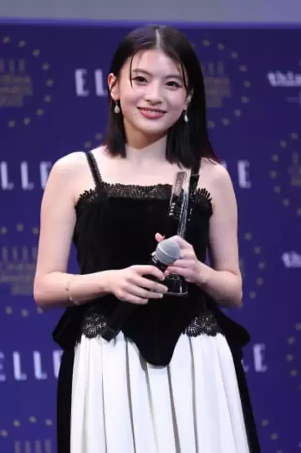 出口夏希　肩から背中あらわな美肌が爆れつ「うれしい気持ちでいっぱい」