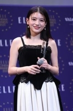 出口夏希　肩から背中あらわな美肌が爆れつ「うれしい気持ちでいっぱい」