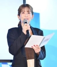 元NHKアナ、ぴったりトップス大人衣装で五輪開幕前イベント登場　藤沢五月、本田望結とカーリングショットも