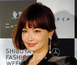 「え！なんかくびれすごい」「永遠に可愛い」55歳平子理沙のへそ出しコーデに騒然「時間が止まっているみたい」