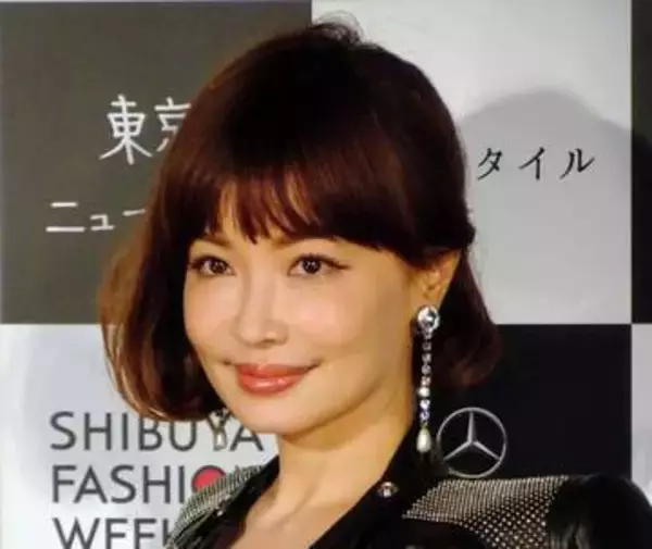 「え！なんかくびれすごい」「永遠に可愛い」55歳平子理沙のへそ出しコーデに騒然「時間が止まっているみたい」
