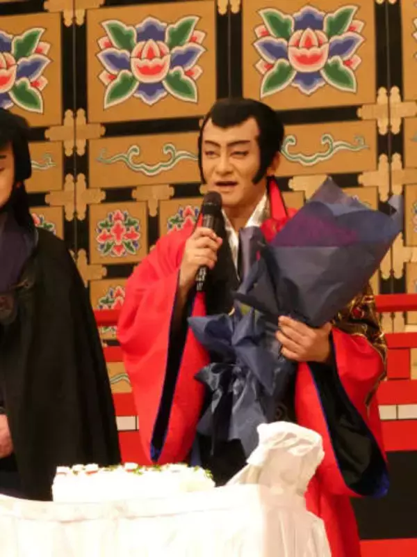 片岡愛之助、54歳誕生日サプライズ祝福され「稽古頑張れそう」　ルパン風にニヒルな呼びかけ「新橋演舞場で待ってるぜ～」