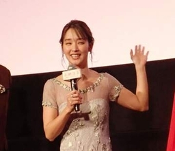 美しすぎる鎖骨！剛力彩芽シースルードレスで魅せた透明感　映画「お終活3」舞台あいさつ、劇中ではウエディングドレスも着用