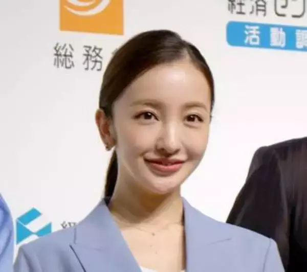 えっ、タレント時と別人　板野友美、女性社長の姿に驚き　コーデが清楚「知的で上品」「バリバリのキャリアウーマン」