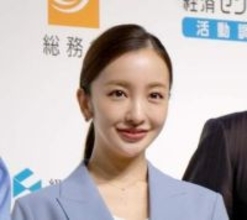 えっ、タレント時と別人　板野友美、女性社長の姿に驚き　コーデが清楚「知的で上品」「バリバリのキャリアウーマン」