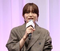 結婚と妊娠発表の川口春奈　上着越しにも分かるふっくらお腹、ぺったんこ靴で登場　イスに座って写真撮影、登壇も異例のスタイルで体調に配慮