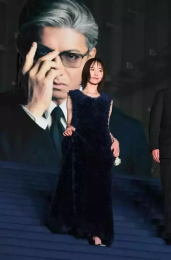 井桁弘恵　美背中ざっくりV字ドレス！寒空で気合のノースリーブ　六本木に降臨の29歳誕生日