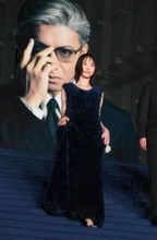 井桁弘恵　美背中ざっくりV字ドレス！寒空で気合のノースリーブ　六本木に降臨の29歳誕生日